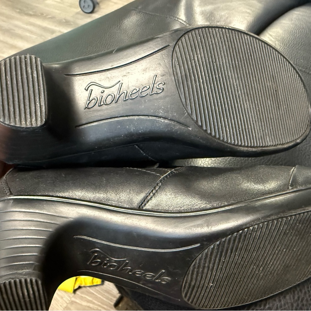Woman’s bio heels size 8W